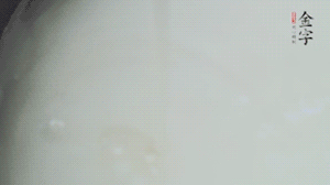 將浸泡了30分鐘的米放入電飯煲中，在水中加入半勺油。