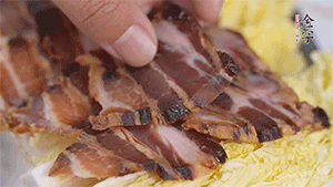 依次擺放娃娃菜和醬肉。