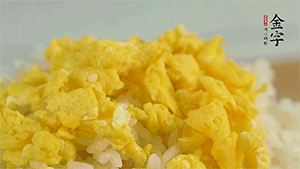 將雞蛋碎、西蘭花碎和放涼的米飯混合，用少許鹽、橄欖油調(diào)味。