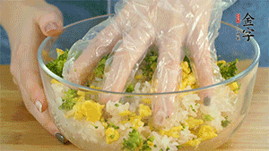 將飯團用手搓捏成圓球狀。
