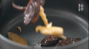 將炒好的食材放進(jìn)砂鍋，加水沒(méi)過(guò)。