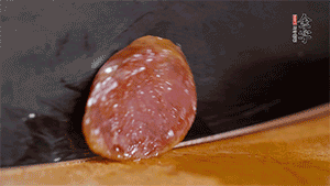 金字火腿肉香腸上鍋蒸15分鐘，切片備用。