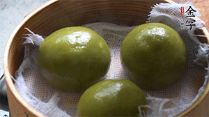 青團(tuán)上沸水鍋中蒸10分鐘即可。