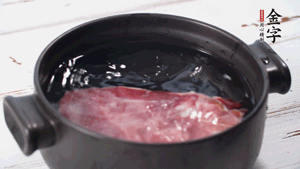 金字火肉溫水浸泡2小時(shí)。（火肉發(fā)酵時(shí)間比火腿短，肉質(zhì)比火腿略軟，鹽分更低）