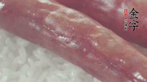 關(guān)上蓋子，煮到米飯露出時(shí)。