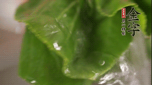 小青菜從根部掰開，分別洗凈。