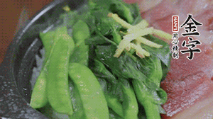 燜好的米飯開蓋，放入菜心、荷蘭豆，澆上調(diào)味汁拌勻。