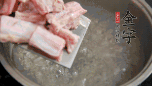 剁成塊狀的排骨洗凈，放入沸騰的鍋中，加姜片汆燙，2分鐘后撈出備用。