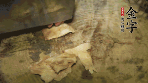 加適量溫水淹沒食材，大火燉至水沸后再小火慢燉1小時(shí)，出鍋前10分鐘加枸杞。（焯過水后的豬蹄不應(yīng)再用涼水，用溫水燉煮更容易軟爛。也可以用高壓鍋或者有煲湯功能的電飯煲，省時(shí)又便于入味。）