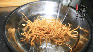 蟲草花用涼水浸泡10分鐘，干香菇溫水泡發(fā)至軟去蒂備用。蓮子、紅棗也可一同清洗干凈。