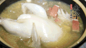 煮沸時加入蟲草花、香菇、紅棗，以料酒調(diào)味繼續(xù)小火燉煮1小時左右。