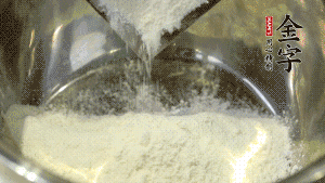 【油皮】1．將油皮材料放入料盆中，緩緩加100ml水，攪拌成雪花片狀。在案板上反復(fù)揉搓成有一定筋度的光潔面團(tuán)，搓成12個(gè)團(tuán)子。