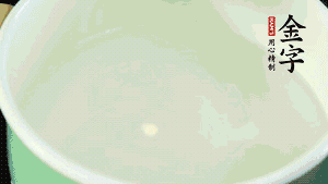 鍋中盛涼水，放入汆燙好的鴿子、火腿片、生姜片。