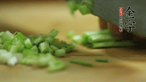 小蔥切成蔥花。