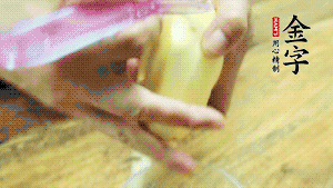 將食材洗凈，茄子、土豆切滾刀塊。