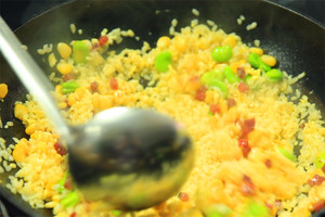 然后加入炒好的食材混合均勻，炒熟即可。出鍋前加少許黑胡椒、鹽和蔥花就可以啦！??！