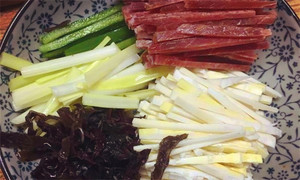 黑木耳泡發(fā)，黑木耳、韭黃、雷筍、青椒切成絲。