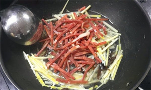火腿絲、筍絲、黑木耳絲汆水后，瀝干。