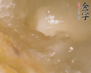 沸騰后撈出蔥結(jié)，小火燉45分鐘，加山藥再燉15分鐘。