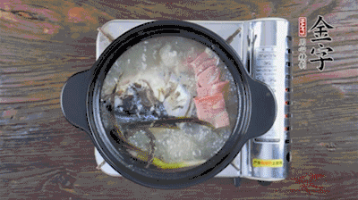 放豆腐、海鮮菇繼續(xù)中小火煮5分鐘。