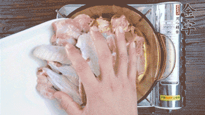 加料酒、蔥姜焯水2分鐘，清洗備用。