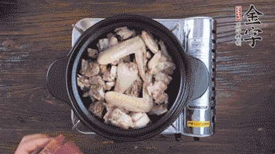 將雞肉塊、火腿、料酒、姜一同放入在燉鍋中，加冷水大火煮開后，小火燉煮40分鐘。
