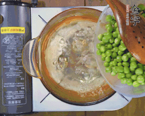豌豆粒焯水30秒，過(guò)涼水。