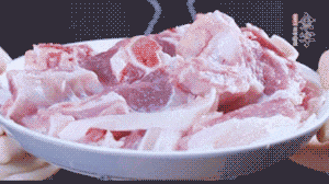 新鮮羊肉冷水入鍋，加姜片、清水焯水，除去血沫。