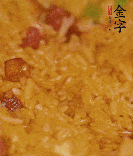 放一撮鹽、生抽少許，倒入炸好的芋頭。最后撒蔥花、蒜末翻炒均勻。