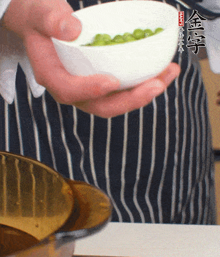 胡蘿卜、豌豆和干花菇焯水。
