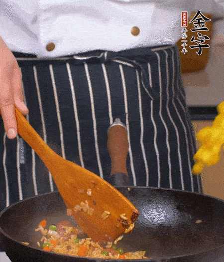 加咖喱塊、少許鹽、白糖調(diào)味，炒至咖喱塊融化后，倒米飯，翻炒至每粒米飯都包裹上咖喱，再放黃椒、青椒粒，出鍋前加菠蘿粒和小蔥翻拌均勻。