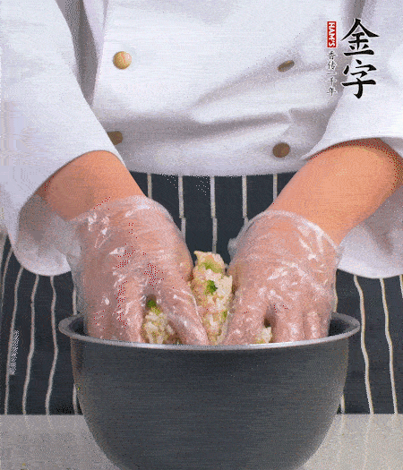 米飯中放西蘭花碎、咸肉丁，加少許黑胡椒、十來滴橄欖油拌勻。