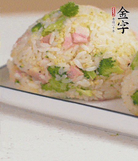拌好的飯攥成飯團。