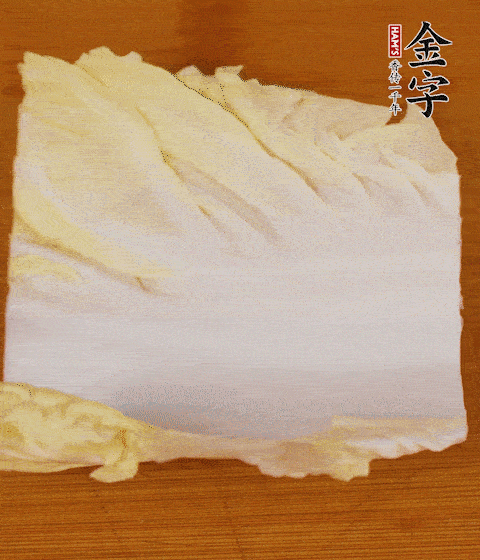 一片白菜一片淡火腿交替疊起，疊個(gè)兩三層放進(jìn)鍋內(nèi)，直到塞滿鍋。