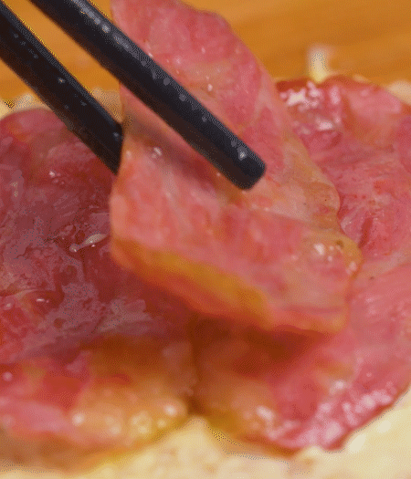 放上火腿、芝士片、生菜，再放一片土司。