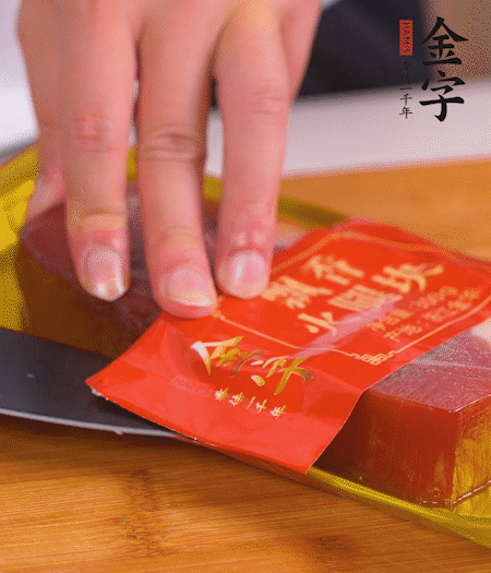 金字火腿切片，生姜切絲，蔥白切末。