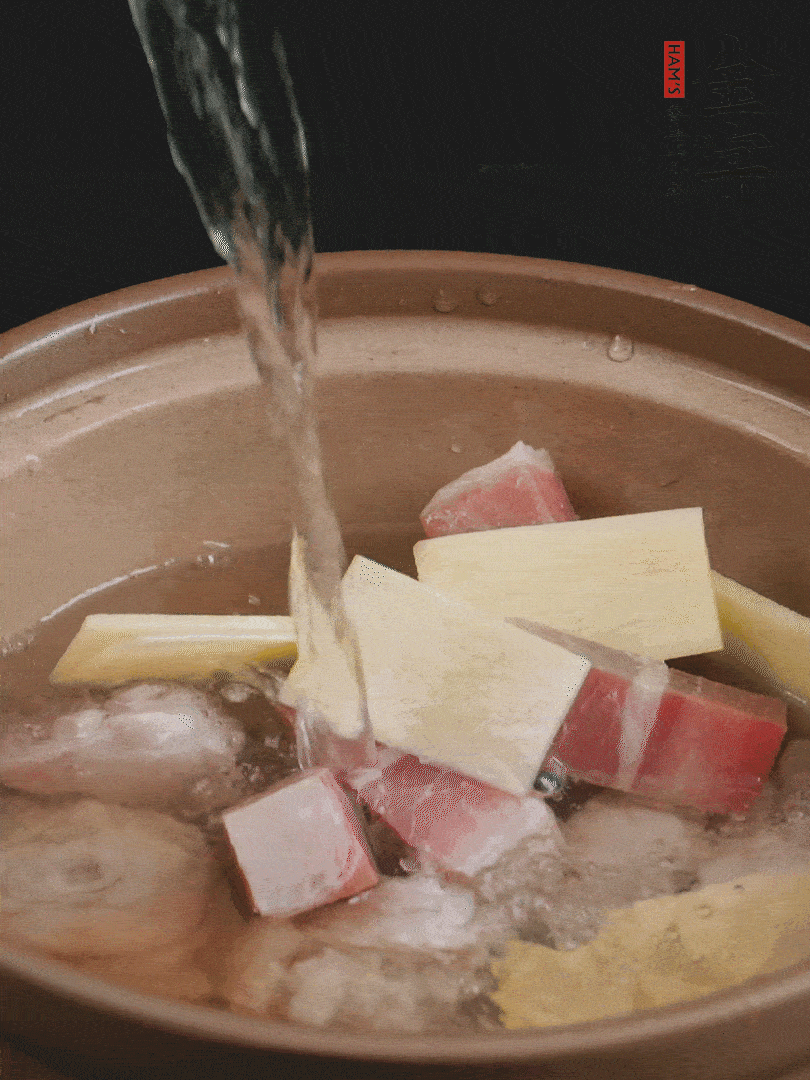 雞塊、火腿、姜片加適量料酒、清水燉80分鐘。
