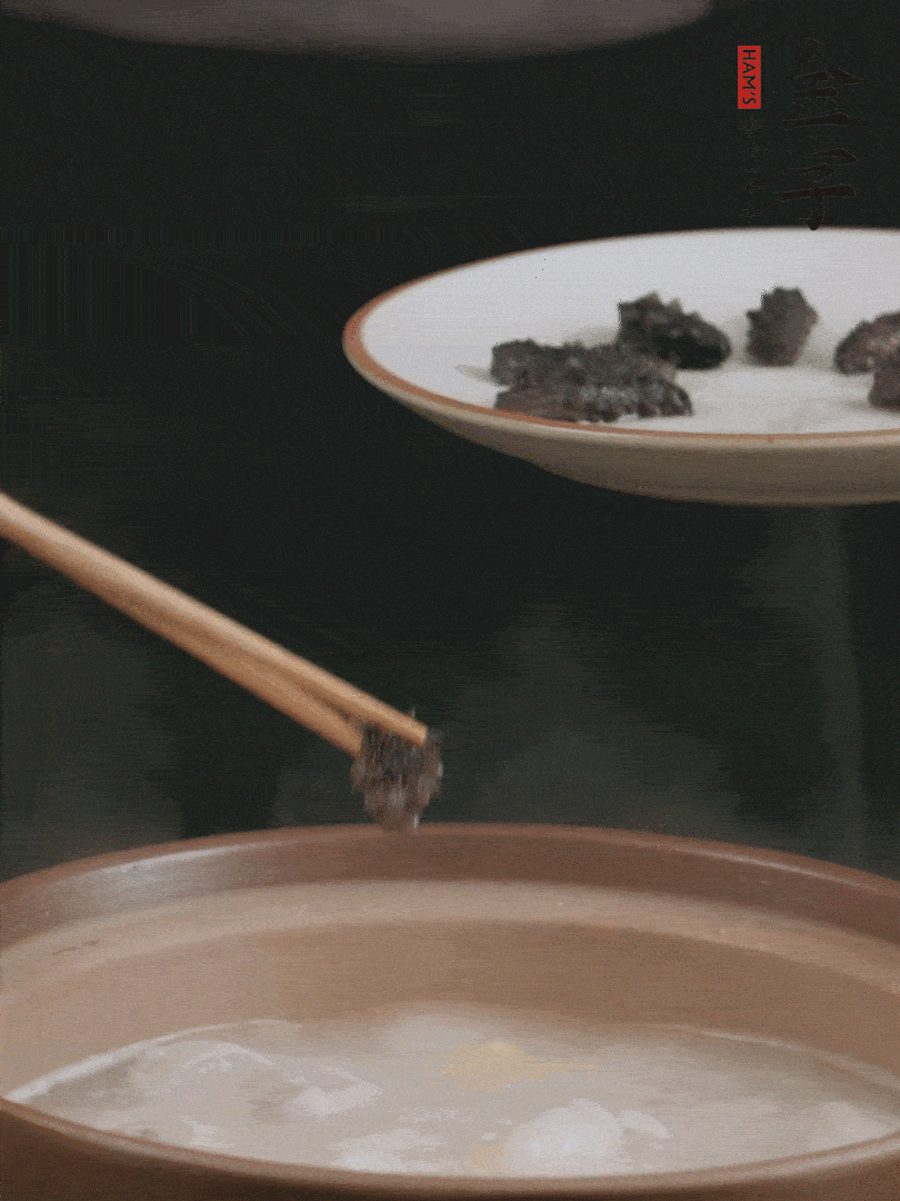 期間雞湯燉到80分鐘時(shí)，加小海參再燉10分鐘。