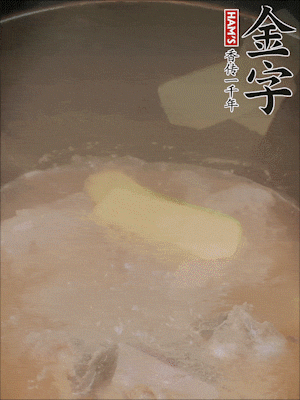 排骨洗凈，加生姜、黃酒焯水，溫水洗凈備用。
