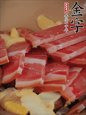 除鮑魚(yú)外的所有材料放進(jìn)鍋里，加清水、姜、黃酒，大火燒開(kāi)，轉(zhuǎn)小火煲90分鐘。
