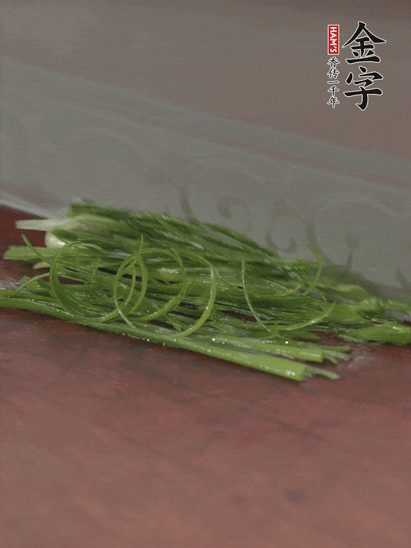 生姜切薄片，紅椒切細(xì)絲，小蔥蔥綠切細(xì)絲，泡入冰水中保持新鮮。