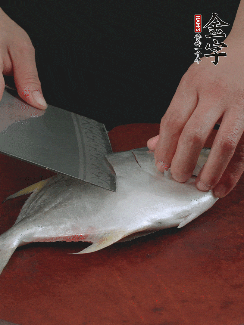處理干凈銀鯧魚(yú)1條，表面斜刀切出花刀。