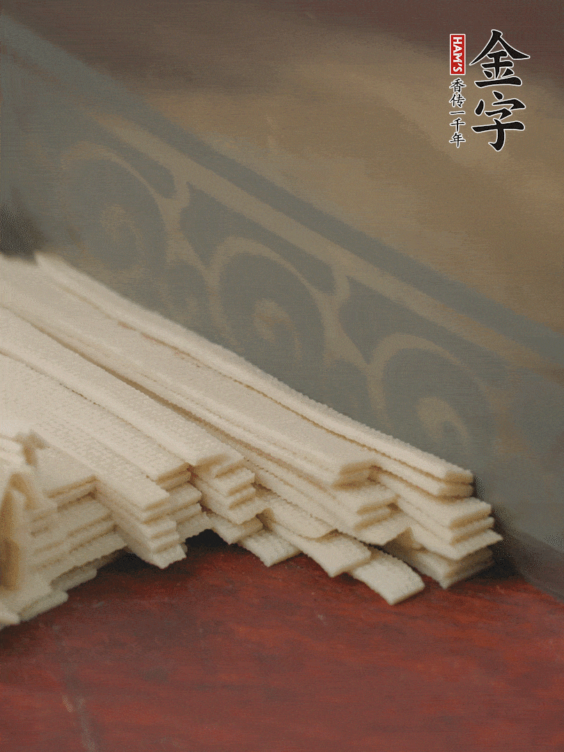 燉火腿期間，千張切細絲，白蘿卜去皮切細絲，蒜葉切細丁。