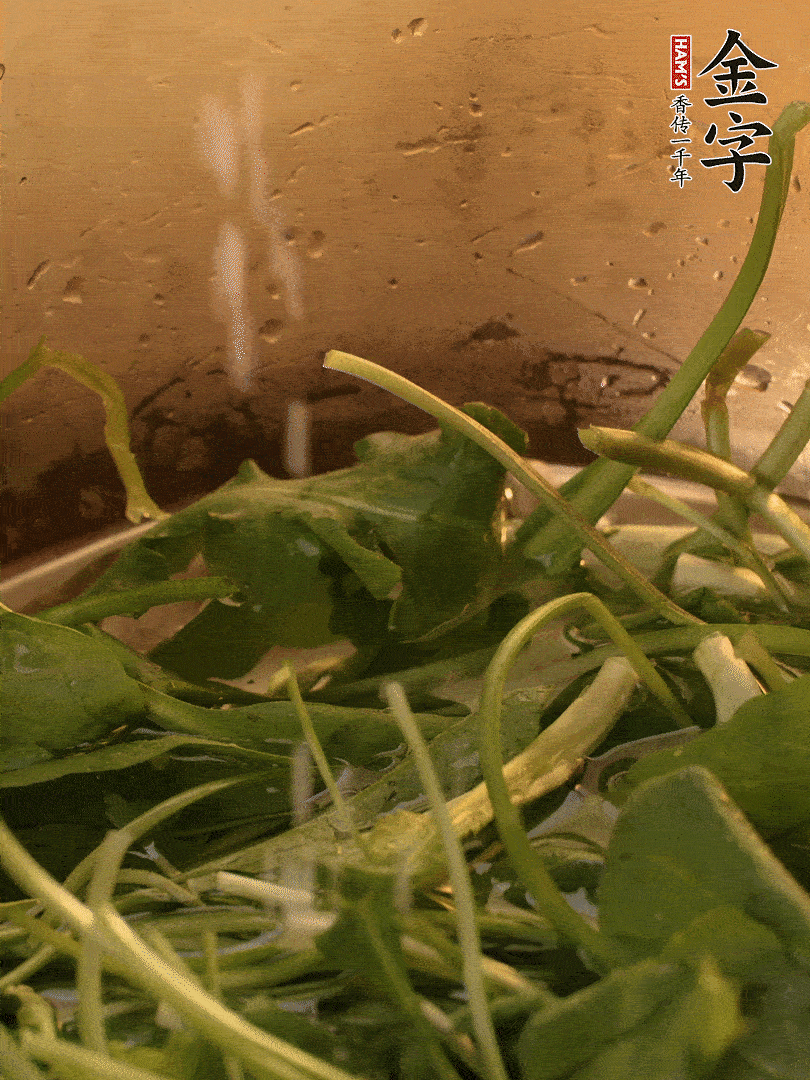 薺菜去掉根部，加小蘇打、鹽熱水沸騰燙軟。