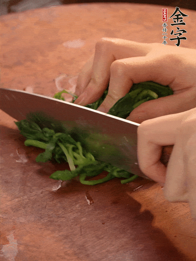 晾涼拽干水份，切碎備用。
