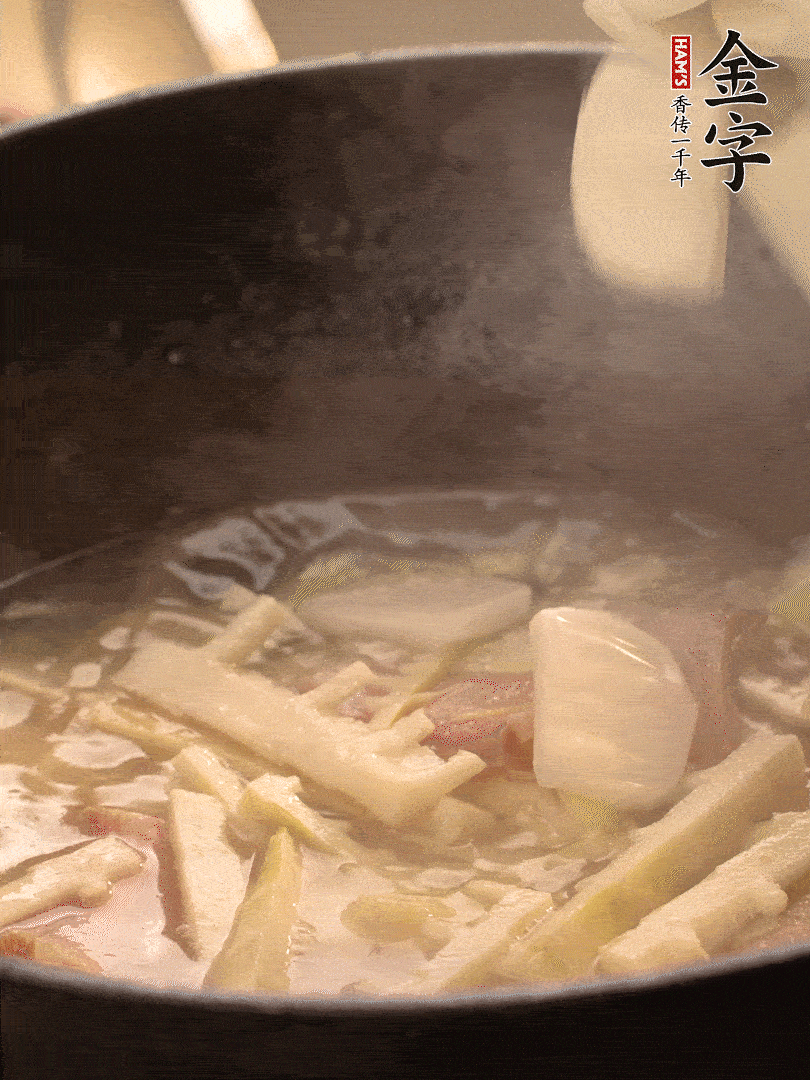 加一點(diǎn)開水后，放年糕燜2分鐘至軟。