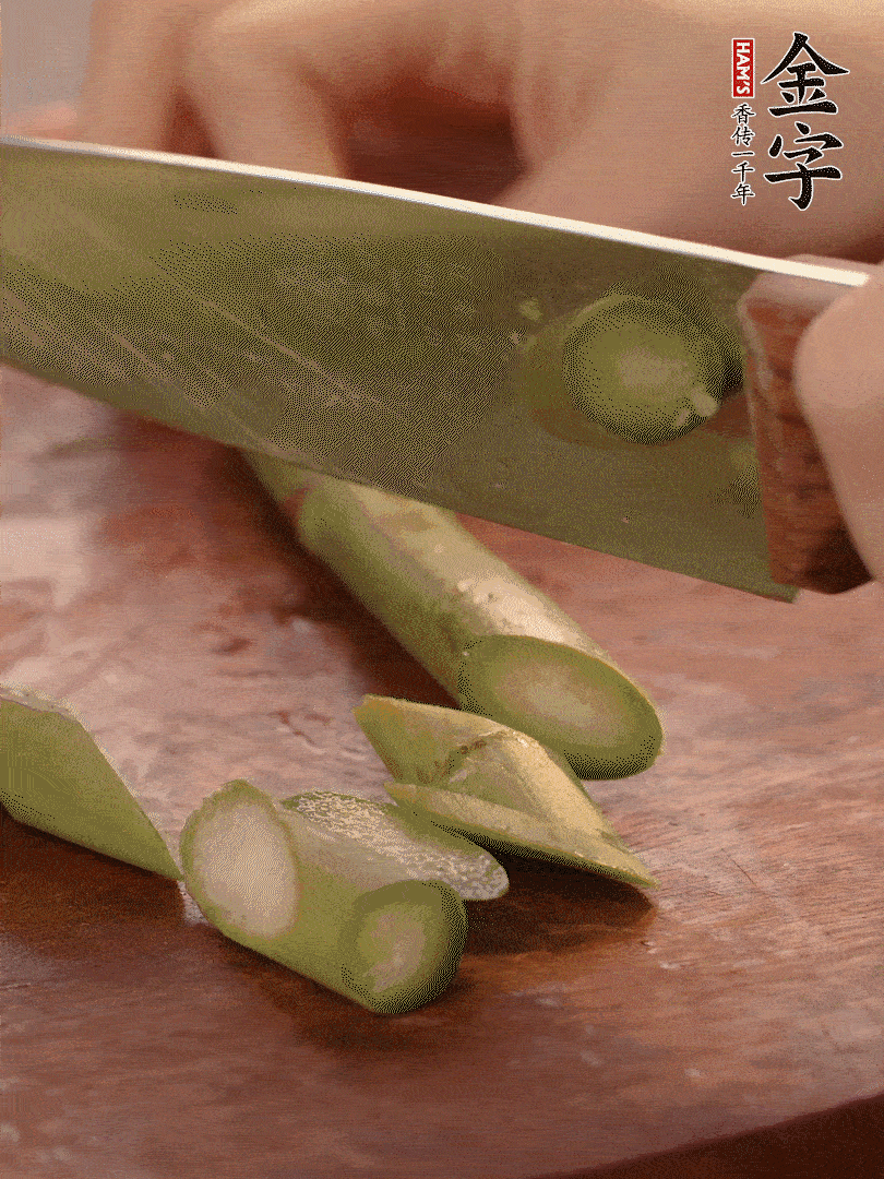 蘆筍去掉底部老的部分，斜切成段。白玉菇去掉根部，日本豆腐切成圓厚片。
