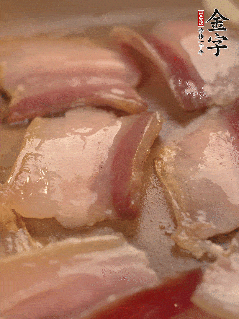 鍋中熱油煸香大蒜、咸肉。