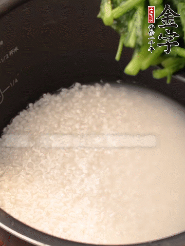 茼蒿、香腸放入浸泡好的大米，水沒過大米半指煮熟。