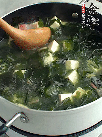 煮到沸騰后，再放入豆腐蓋蓋子煮3分鐘。